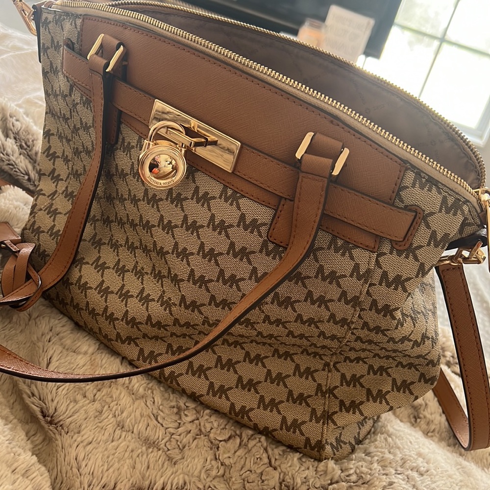 Michael Kors Hamilton Traveler w/ matching wallet - Picture 4 of 5